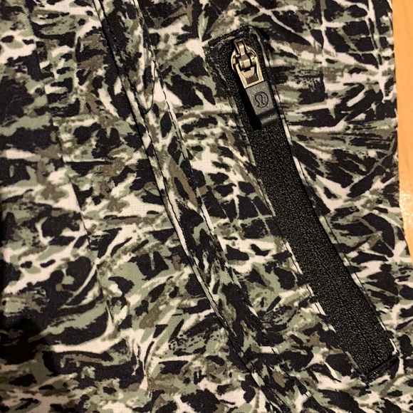 🌟HP🌟VEUC Lululemon Black/White/Army Green Patterned Tracker shorts- size 6 - Picture 4 of 17
